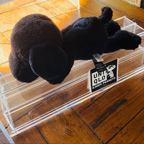 KAWS X PEANUTS X UNIQLO – ‘BLACK’ SNOOPY PLUSH - Picture 5 of 10